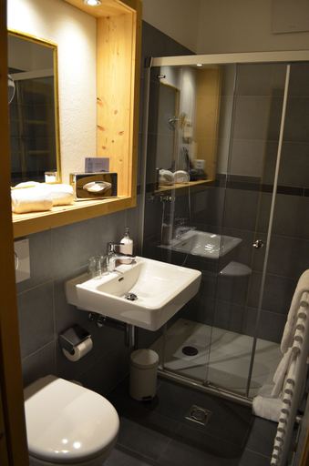 Bathroom 5, Carlton-Europe Vintage Adults Hotel, Interlaken