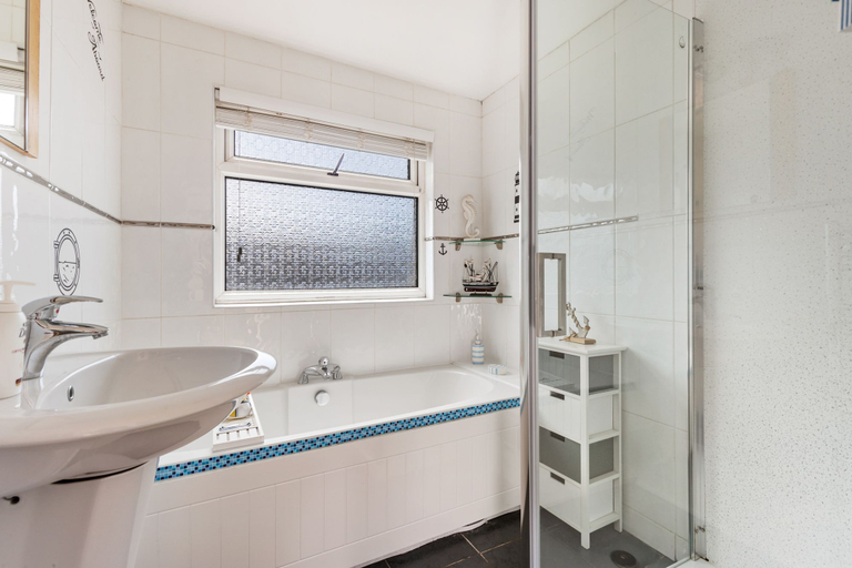 Bathroom, The Pennines - Close to Town Beach and Shops, Pembrokeshire