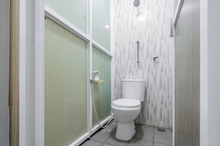 Bathroom, OYO 93526 Homely Syariah, Kediri