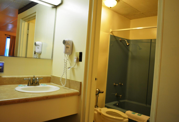 Bathroom 2, Economy Inn Bluefield, Mercer