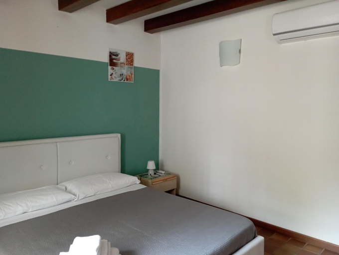 Bedroom 2, La Dolce Vita Bardolino, Verona