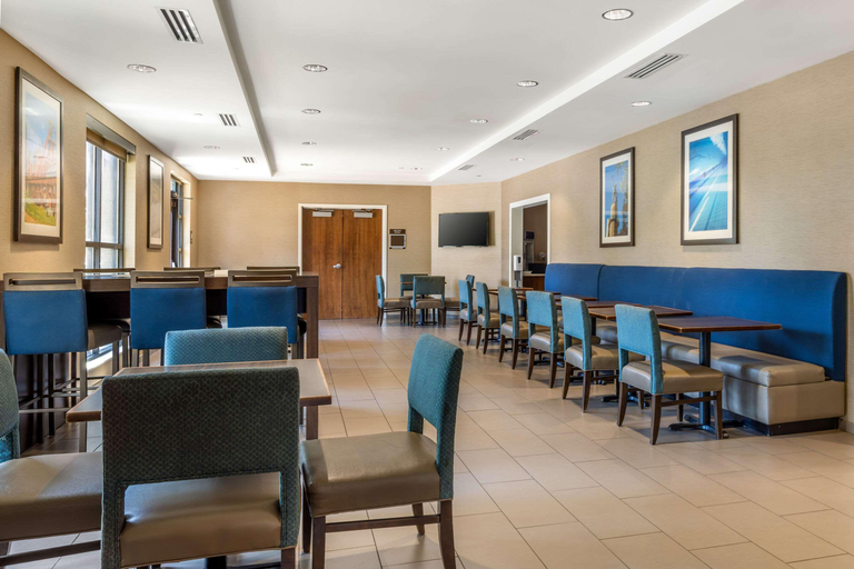 Food & Drinks 5, Comfort Inn & Suites At CrossPlex Village, Jefferson
