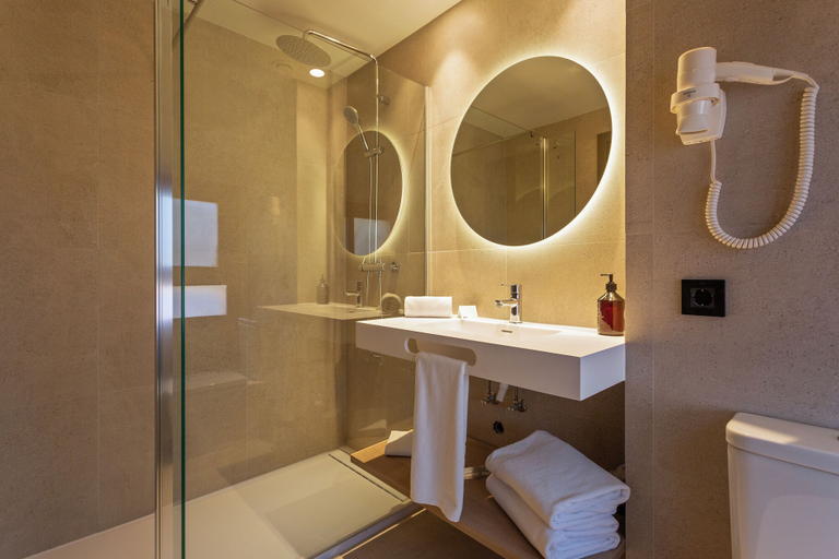 Bathroom 4, Hotel Acta Piramides, Madrid