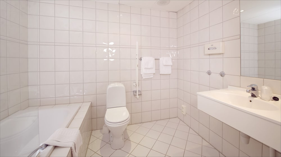 Bathroom 2, Home Hotel Bastion, Oslo