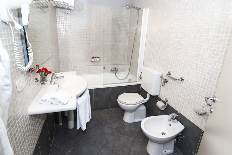 Bathroom 3, Hotel La Colonna, Siena