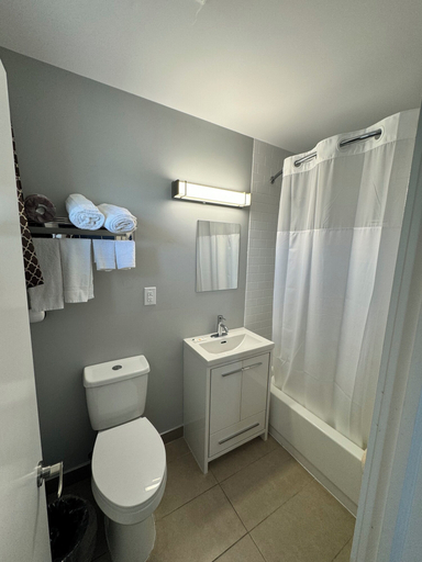 Bathroom 3, Alpha Inn, Algoma