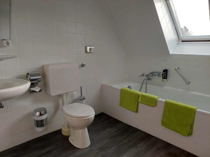Bathroom 5, Der Heurige im Gasthaus zum Lowen, Freising