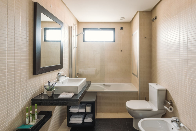 Bathroom 3, Hotel Lisboa, Lisbon