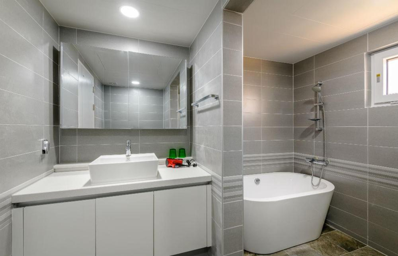 Bathroom 4, Chandelier pension, Jeju