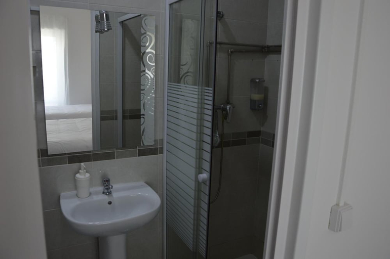 Bathroom 3, Lx Center Guesthouse, Lisbon