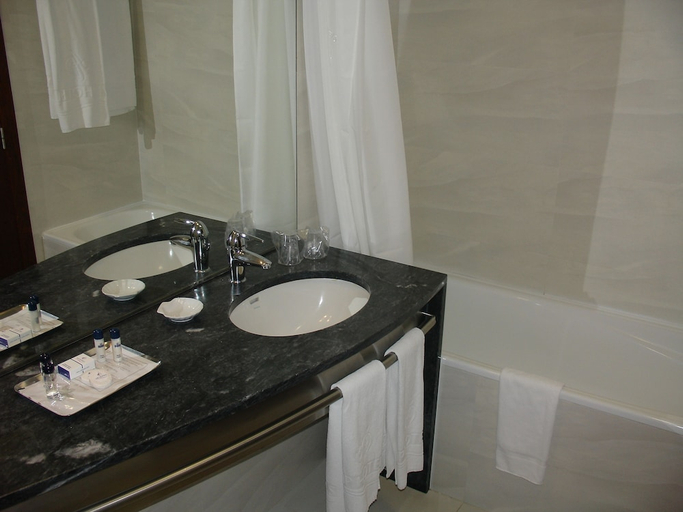 Bathroom 4, Vip Executive Azores Hotel, Ponta Delgada