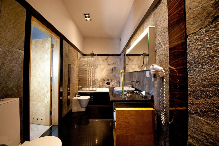 Bathroom 5, Hotel Monopol, Będzin
