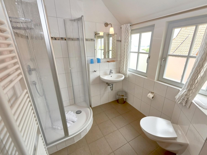 Shower 2, Fachwerkhauser Seedorf - Haushalfte "Sophie Charlott" mit Kamin und Terrasse, Vorpommern-Rügen