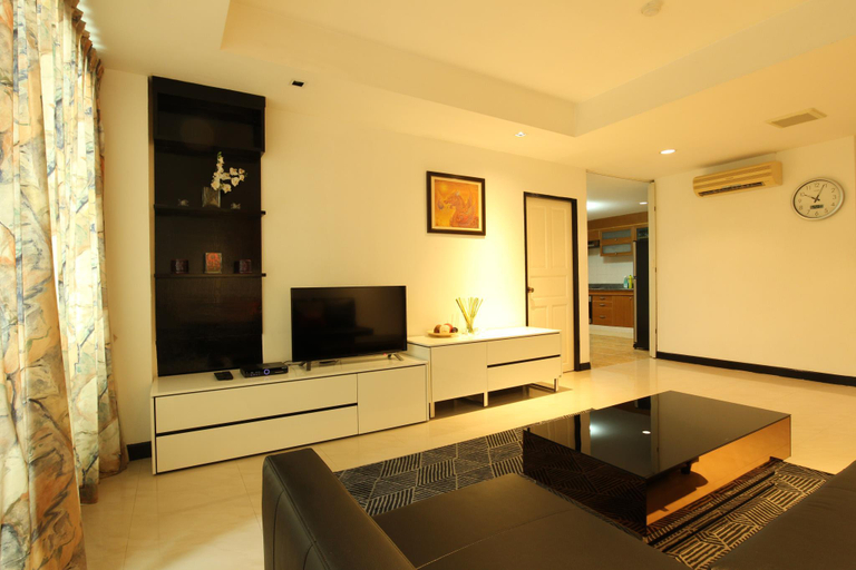 Dining Room 1, Spacious 2 Bedrooms, 140 Sqm. 8 min to Sky train, Sathorn