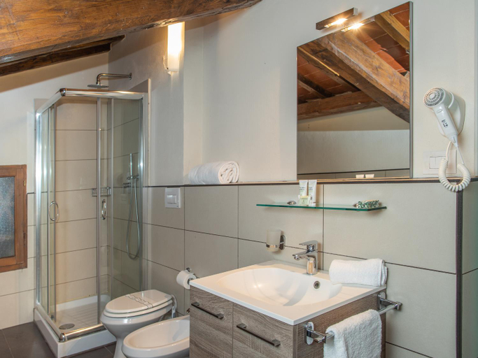 Bathroom 3, Norcenni Aparthotel , Florence