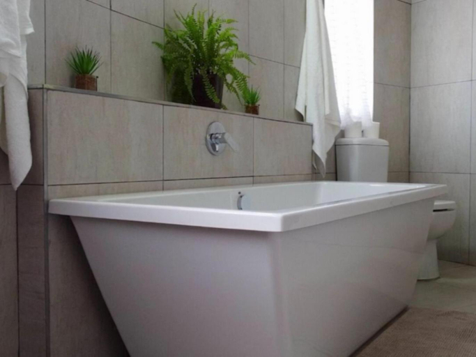 Bathroom, Impangele Lodge, West Rand