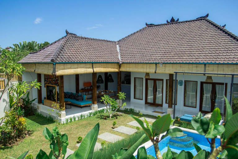 Calm Villa Orked 2 Seminyak with day bed swing., Badung