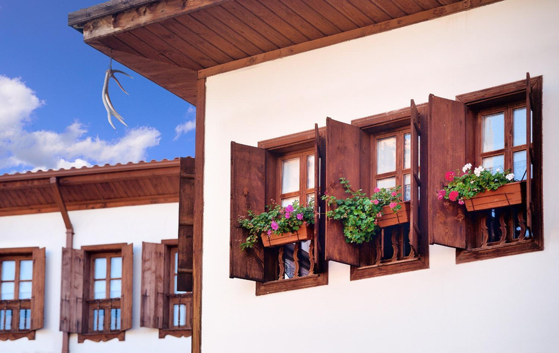 Exterior & Views