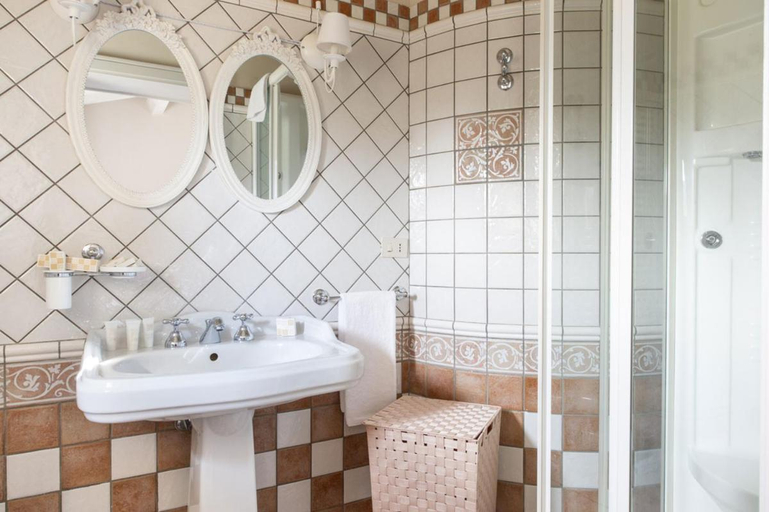 Bathroom 3, Villa Zelma, Pistoia