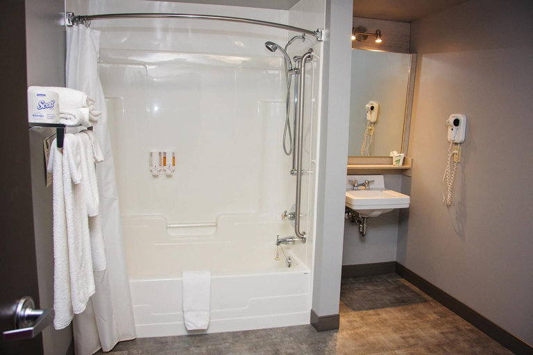 Bathroom 5, Travelodge by Wyndham Alma, Lac-Saint-Jean-Est