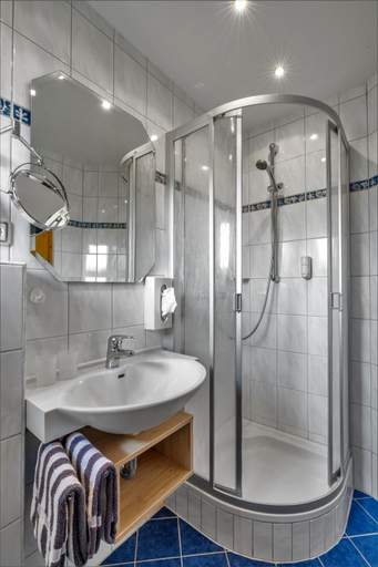 Bathroom 3, Arracher Hof, Cham