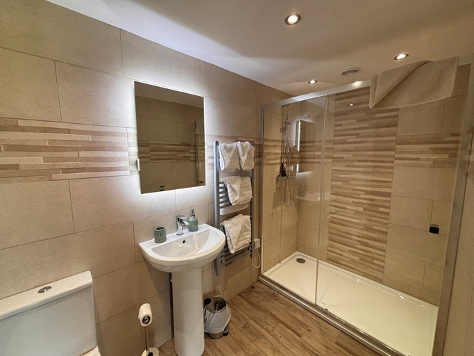 Bathroom 4, Fernhill Hotel, Rochdale