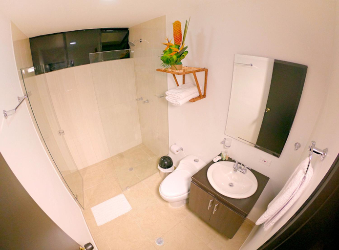 Bathroom 3, Hotel Yalconia, Isnos