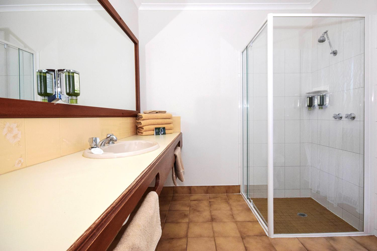 Bathroom 2, River Country Inn, Murray