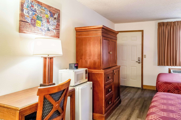 Bedroom 3, Econo Lodge Inn & Suites Madras, Jefferson