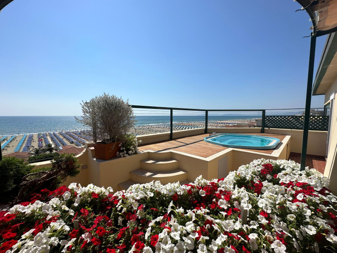 Others 4, Piccadilly Penthouse with Jacuzzi, Lucca