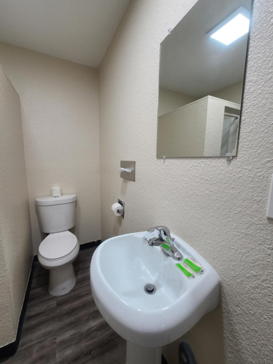 Bathroom 3, Majestic Inn & Suites, Klamath