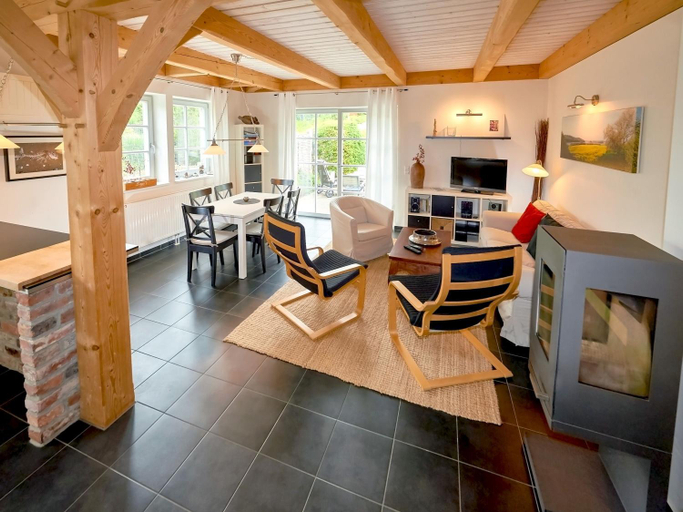 Facilities 5, Fachwerkhauser Seedorf - Haushalfte "Sophie Charlott" mit Kamin und Terrasse, Vorpommern-Rügen