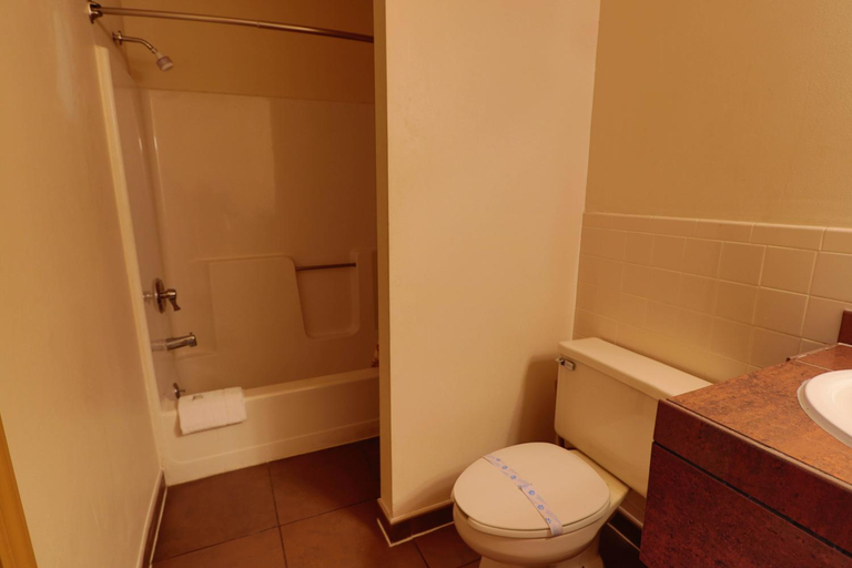 Bathroom 4, Red Carpet Inn Berlin, Camden