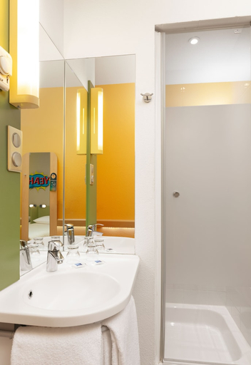 Bathroom 5, ibis budget Warszawa Centrum, Warsaw
