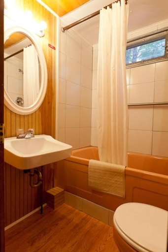 Bathroom, Robbins Motel, Hancock