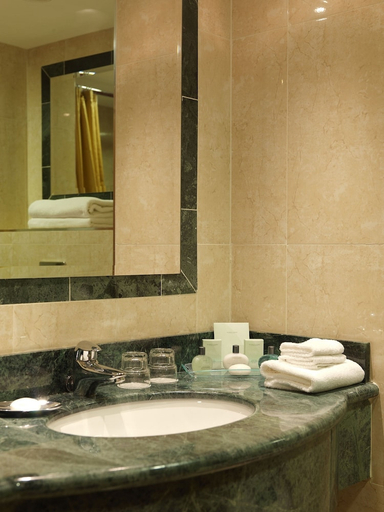 Bathroom 5, Killarney Plaza Hotel and Spa