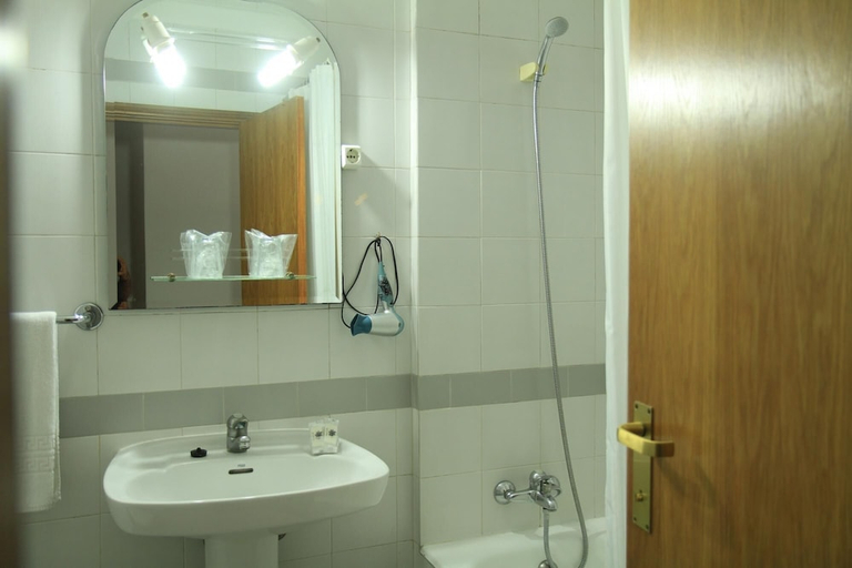 Bathroom 3, Hotel Colina do Mar, Albufeira