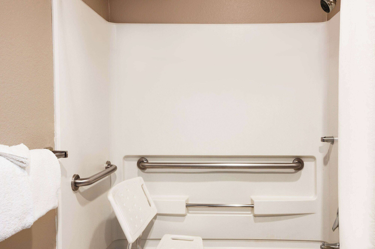 Bathroom 3, Super 8 by Wyndham Durango, La Plata