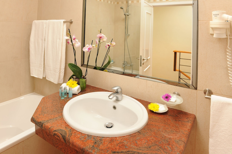 Bathroom 5, Pestana Palm Gardens, Lagoa