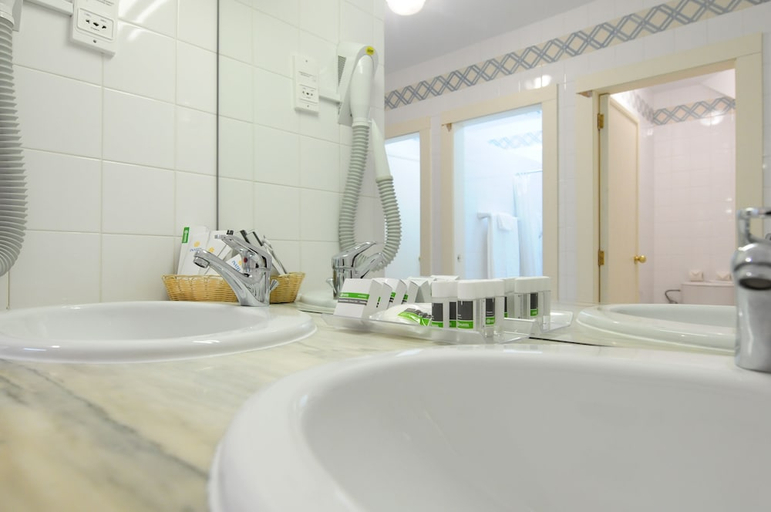 Bathroom 5, INATEL Piódão Hotel, Arganil