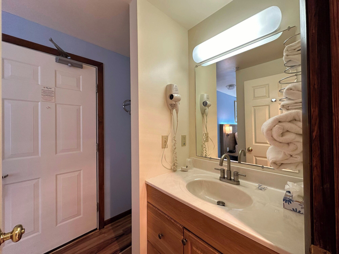 Bathroom 4, USA Inn, York