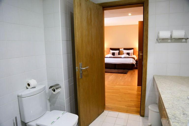 Bathroom 4, INATEL Caparica, Almada