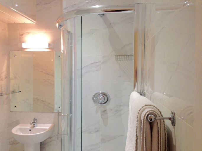 Bathroom 3, Dergvale Hotel, Dublin