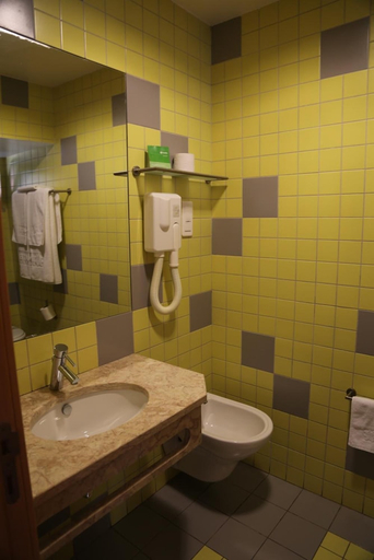 Bathroom 5, INATEL Oeiras, Oeiras