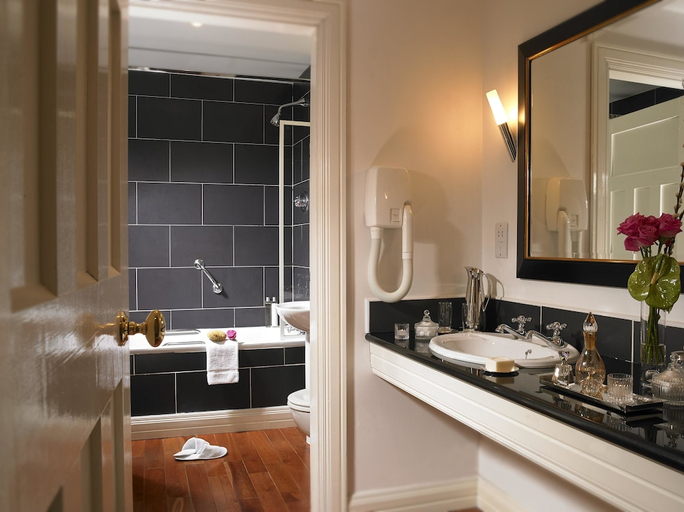 Bathroom 4, Dunraven Arms Hotel