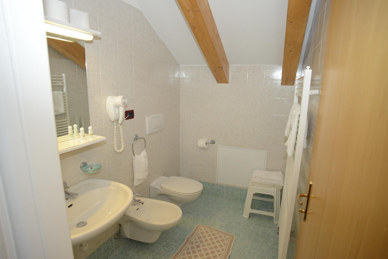 Bathroom 4, Hotel Canada, Trento