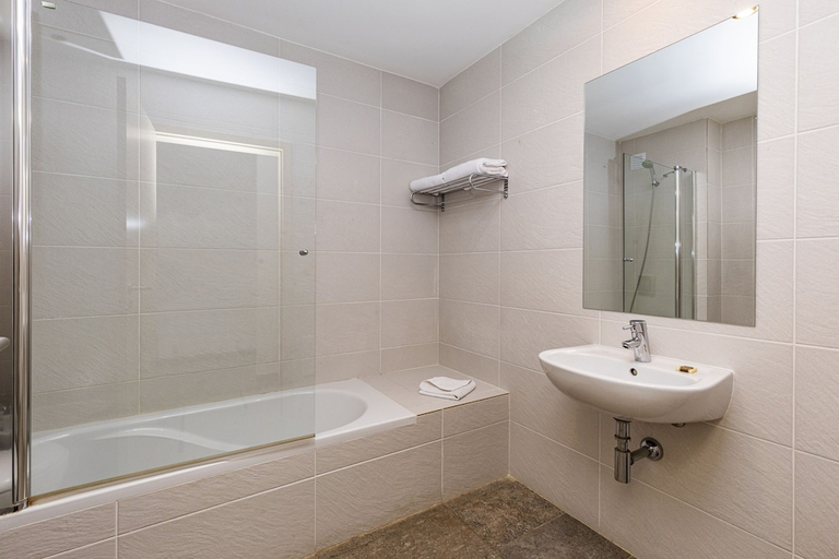 Bathroom 4, Algarve Race Apartments, Portimão
