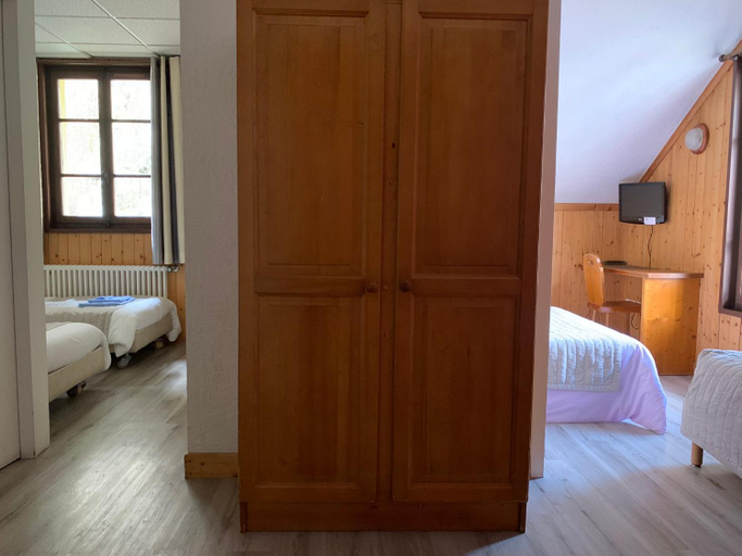 Bedroom 2, Hotel des Lacs, Haute-Savoie