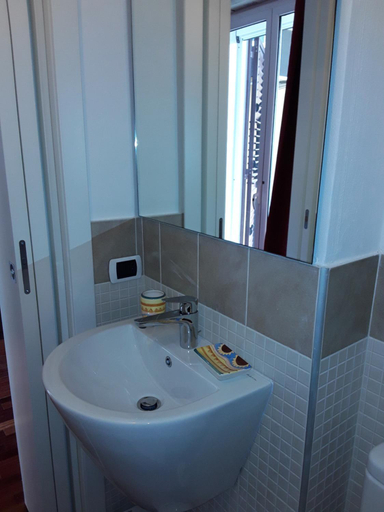 Bathroom 3, Ciuri Ciuri, Syracuse