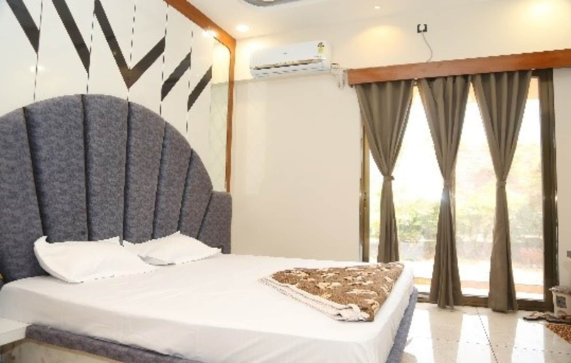 Bedroom 3, Hotel Trinetra, East Nimar